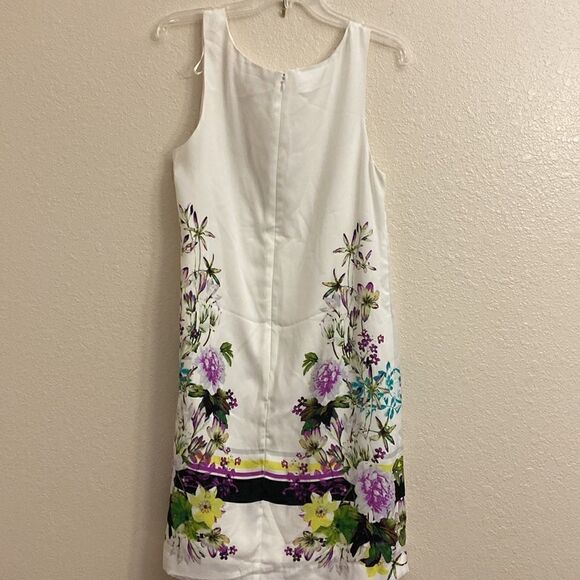 👗🌺🌸WORTHINGTON WHITE FLORAL DRESS WITH A ZIPPER IN THE BACK 👗 - Picture 5 of 9
